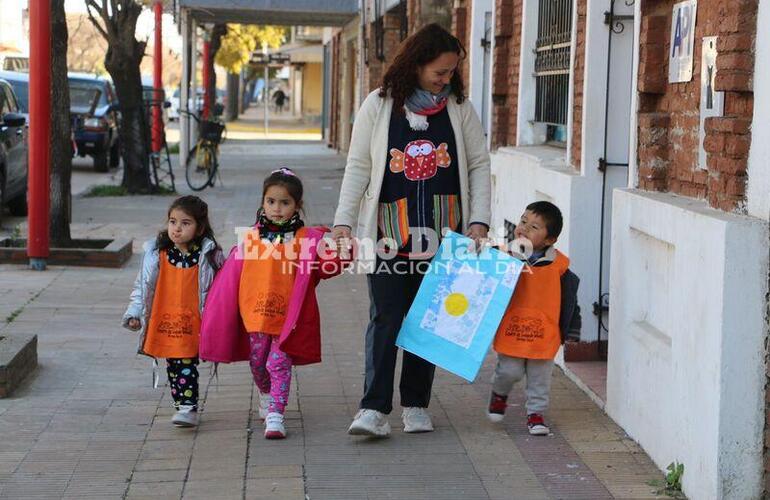 Imagen de Los niños del Centro de Cuidado Infantil Municipal entregaron banderas argentinas en las instituciones locales