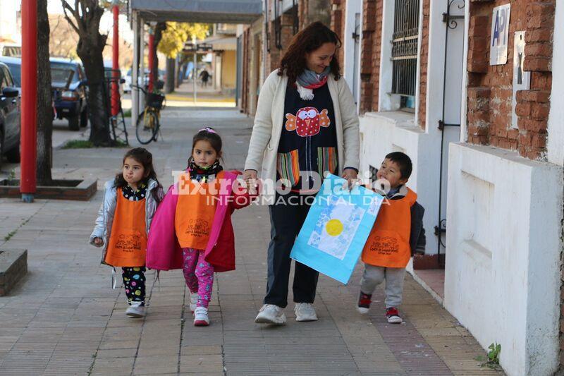 Imagen de Los ni&ntilde;os del Centro de Cuidado Infantil Municipal entregaron banderas argentinas en las instituciones locales