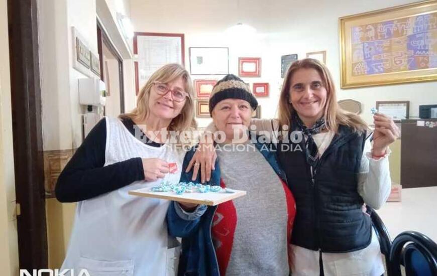 Imagen de Alumnos de los Centros de Alfabetizaci&oacute;n entregaron escarapelas que ellos mismos confeccionaron