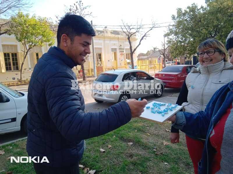 Imagen de Alumnos de los Centros de Alfabetizaci&oacute;n entregaron escarapelas que ellos mismos confeccionaron