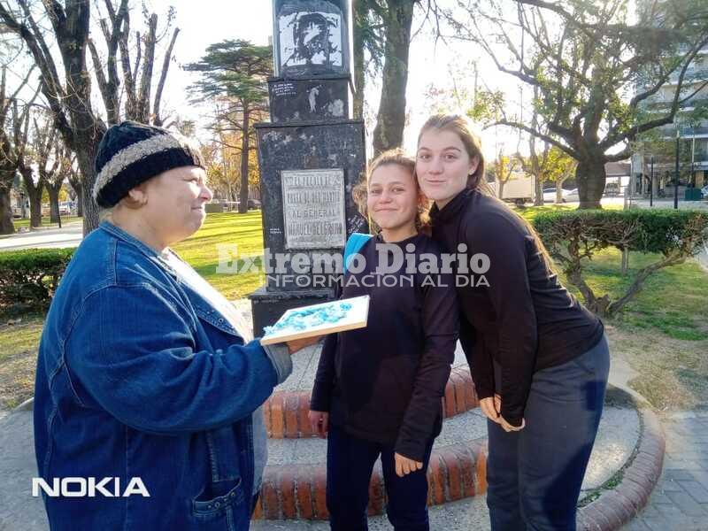 Imagen de Alumnos de los Centros de Alfabetizaci&oacute;n entregaron escarapelas que ellos mismos confeccionaron