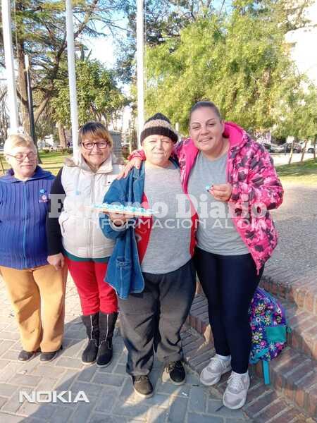 Imagen de Alumnos de los Centros de Alfabetizaci&oacute;n entregaron escarapelas que ellos mismos confeccionaron