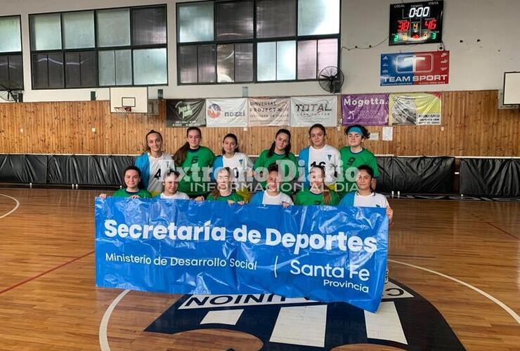 Imagen de Para aplaudir: Las chicas de las escuelas Comercial y Goretti posaron unidas en el partido de básquet que se jugó por los Juegos Santafesinos