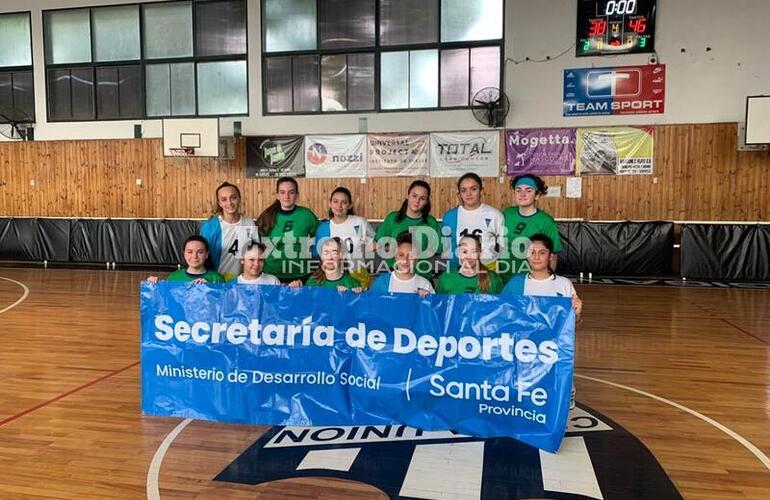 Imagen de Para aplaudir: Las chicas de las escuelas Comercial y Goretti posaron unidas en el partido de básquet que se jugó por los Juegos Santafesinos