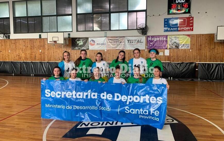Imagen de Para aplaudir: Las chicas de las escuelas Comercial y Goretti posaron unidas en el partido de b&aacute;squet que se jug&oacute; por los Juegos Santafesinos