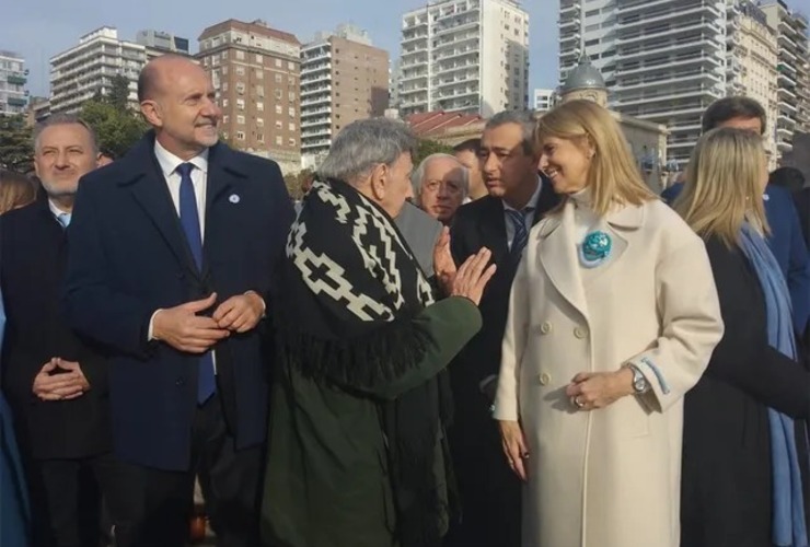 Junto al gobernador Perotti, el humorista Luis Landriscina conversa con el intendente Javkin y la vicegobernadora Rodenas, al pie del Monumento a la Bandera. Foto: Silvina Salinas, La Capital