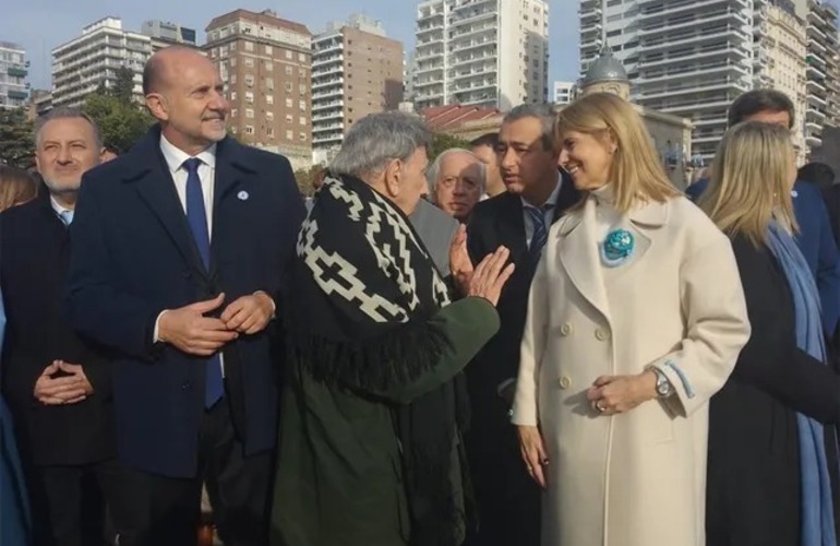 Junto al gobernador Perotti, el humorista Luis Landriscina conversa con el intendente Javkin y la vicegobernadora Rodenas, al pie del Monumento a la Bandera. Foto: Silvina Salinas, La Capital