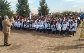 Imagen de 20 de junio: Emocionante acto y promesa de lealtad por el D&iacute;a de la Bandera en la Plaza "Malvinas Argentinas"