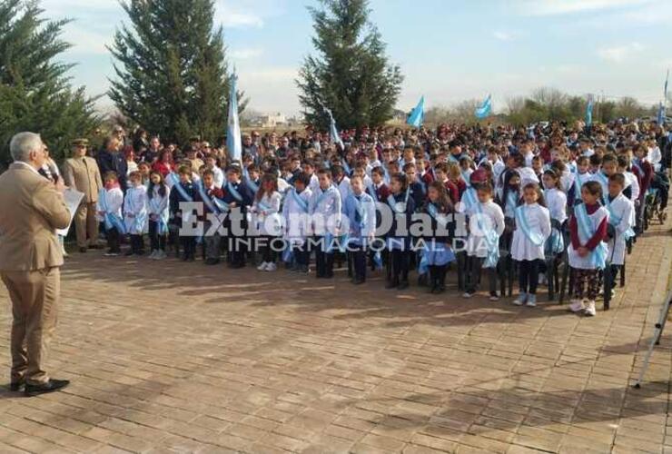 Imagen de 20 de junio: Emocionante acto y promesa de lealtad por el Día de la Bandera en la Plaza "Malvinas Argentinas"