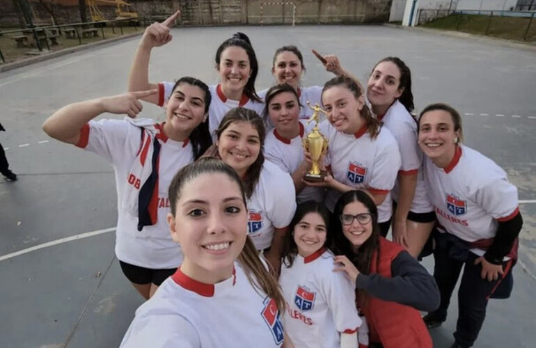 Imagen de El equipo femenino de Talleres se coronó campeón del Torneo Apertura Promocional de la ARH