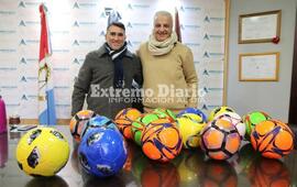 Imagen de El intendente entreg&oacute; art&iacute;culos deportivos al Centro de Entrenamiento para Arqueros de F&uacute;tbol de Arroyo Seco