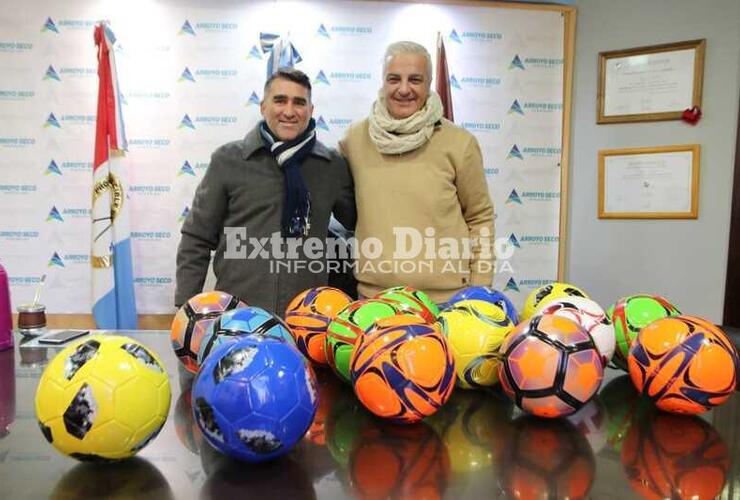 Imagen de El intendente entregó artículos deportivos al Centro de Entrenamiento para Arqueros de Fútbol de Arroyo Seco