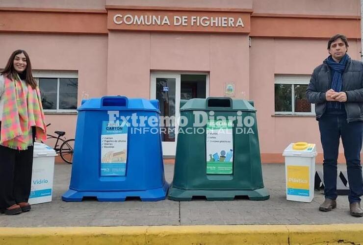 Imagen de Fighiera recibió contenedores que servirán como eco puntos para depositar diferentes materiales