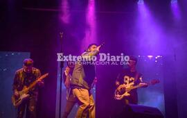 El rapero la rompi&oacute; junto a la banda de Arroyo Seco.