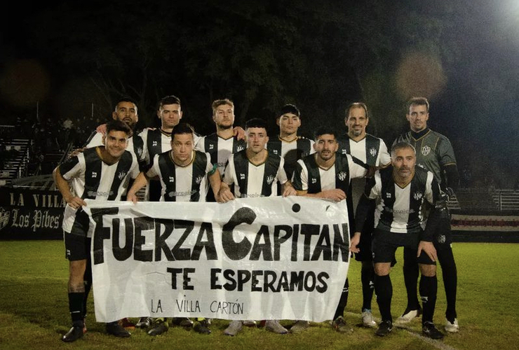 Imagen de Unión desplegó una bandera en apoyo a su capitán, Santiago Fiore.