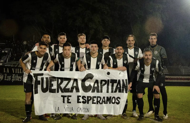 Imagen de Unión desplegó una bandera en apoyo a su capitán, Santiago Fiore.