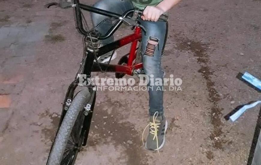 La bicicleta robada es roja y negra