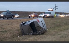 El accidente solo involucr&oacute; al auto de la mujer.