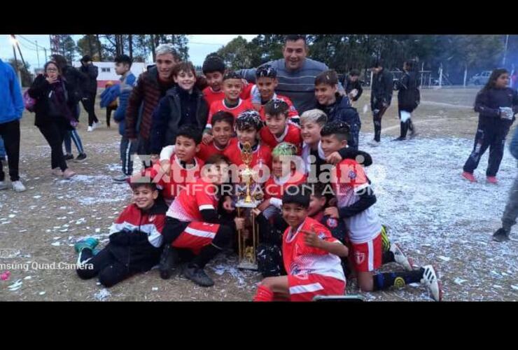 Imagen de Los chicos de la cat. 2011 del Club Pavón salieron campeones de la Liga del Litoral