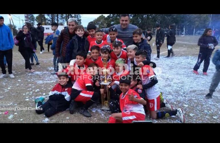 Imagen de Los chicos de la cat. 2011 del Club Pavón salieron campeones de la Liga del Litoral