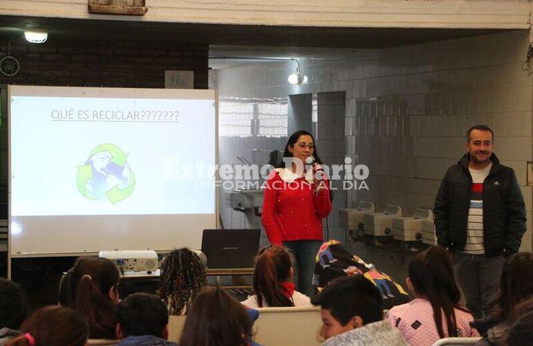 Imagen de La Municipalidad realizó una charla sobre separación y reciclado de residuos en la escuela N°6036