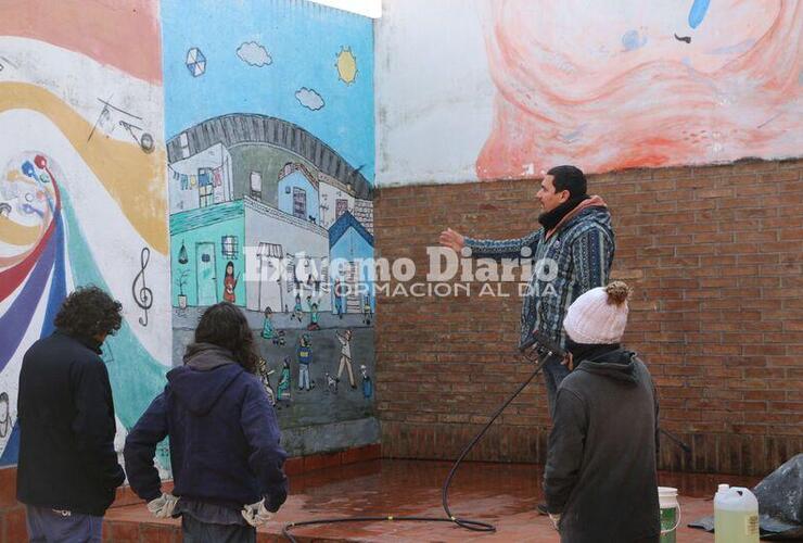 Imagen de Avanza el curso de pintura y reparación de paredes en el Centro Cultural