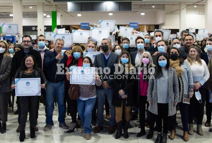 Imagen de Titularizaron a más de mil trabajadores de la Salud