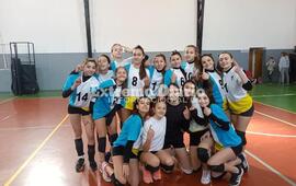 Imagen de Voley: Las chicas sub 15 y sub 17 del Santa Mar&iacute;a Goretti ganaron y pasaron a la etapa departamental de los Juegos Santafesinos