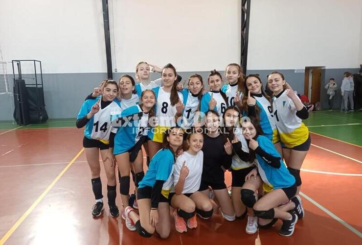 Imagen de Voley: Las chicas sub 15 y sub 17 del Santa María Goretti ganaron y pasaron a la etapa departamental de los Juegos Santafesinos