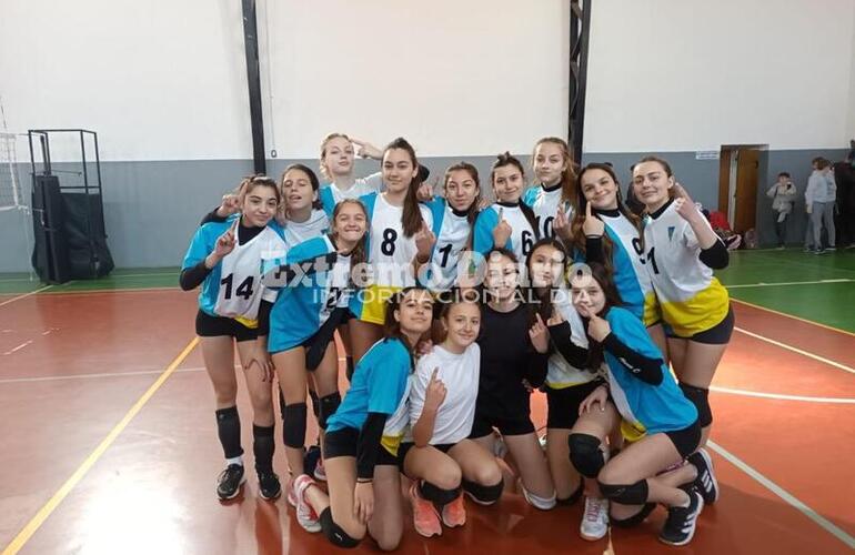 Imagen de Voley: Las chicas sub 15 y sub 17 del Santa María Goretti ganaron y pasaron a la etapa departamental de los Juegos Santafesinos