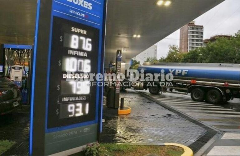 Imagen de El gasoil est&aacute; m&aacute;s caro y advierten por un posible aumento de las naftas.