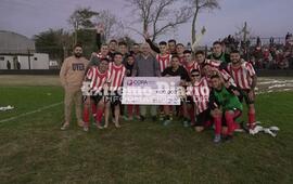 Imagen de Copa Santa Fe: Nizar Esper entreg&oacute; el cheque por $100000 a Riberas del Paran&aacute;