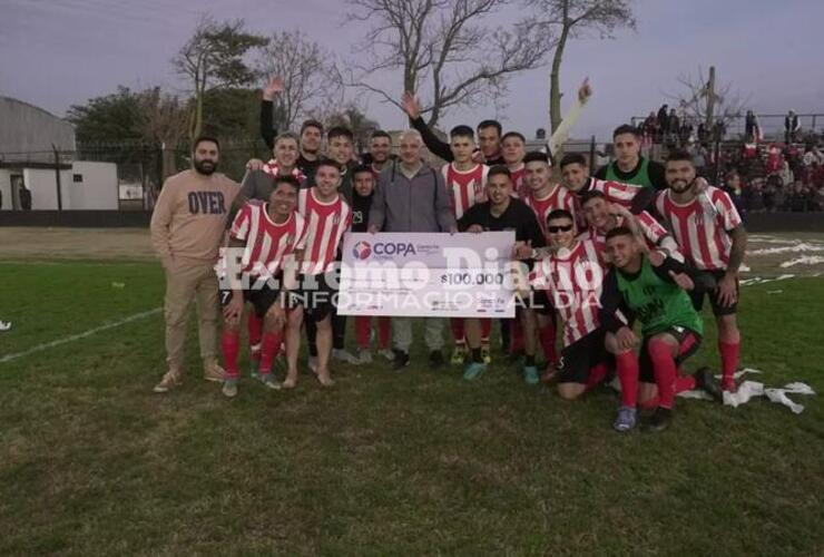 Imagen de Copa Santa Fe: Nizar Esper entregó el cheque por $100000 a Riberas del Paraná