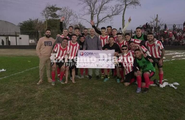 Imagen de Copa Santa Fe: Nizar Esper entregó el cheque por $100000 a Riberas del Paraná