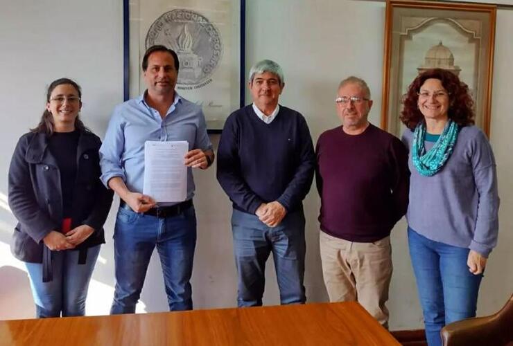 Ferri y Girotti rubricaron el convenio con las autoridades de la entidad.