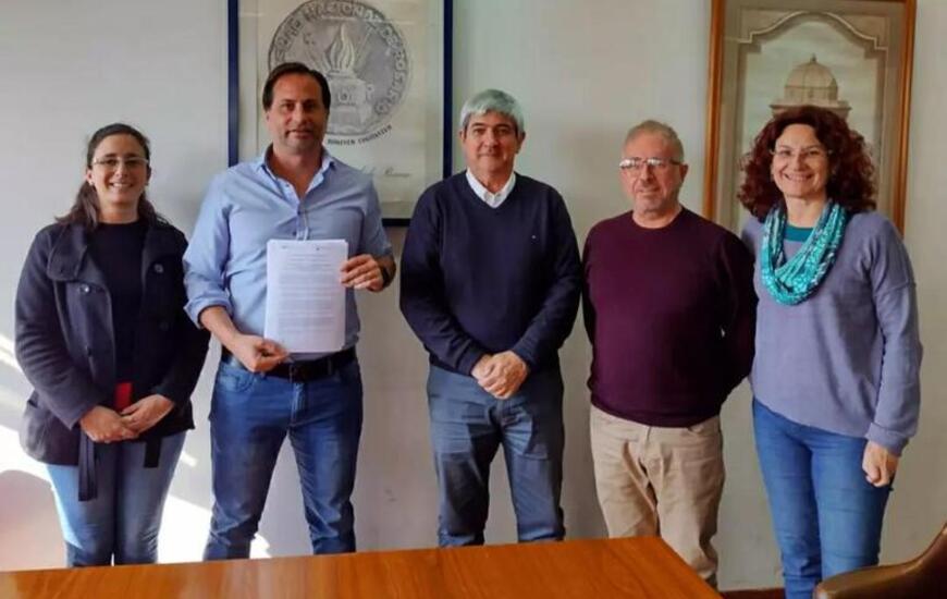 Ferri y Girotti rubricaron el convenio con las autoridades de la entidad.