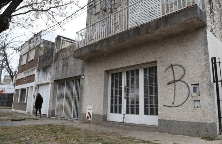 El ingreso que forzaron los Bomberos para ingresar. (Alan Monzón/Rosario3)