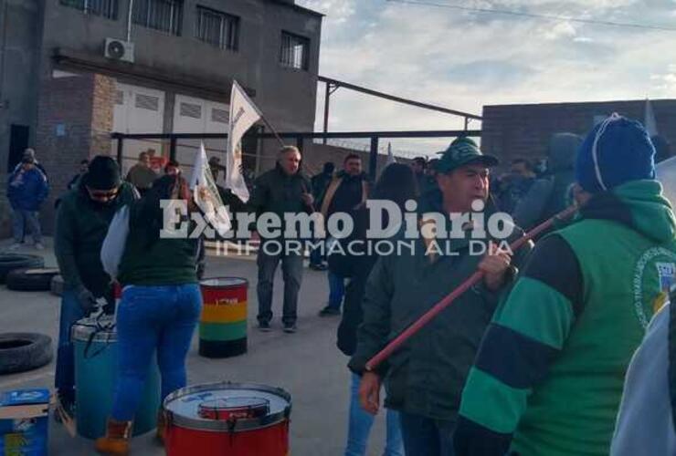 Los manifestantes en el ingreso a la planta.