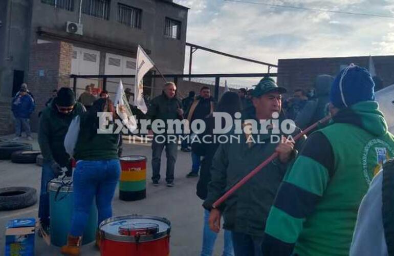 Los manifestantes en el ingreso a la planta.