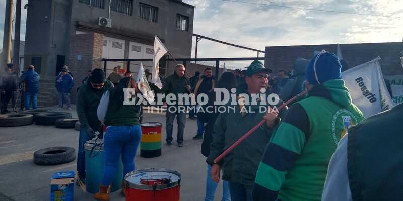 Los manifestantes en el ingreso a la planta.