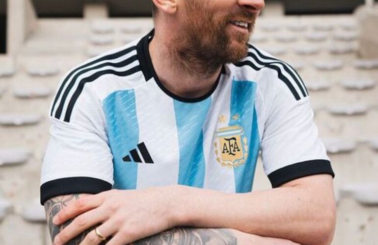 Imagen de Fue presentada la nueva camiseta de la Selecci&oacute;n Argentina que se usar&aacute; en el mundial de Qatar 2022