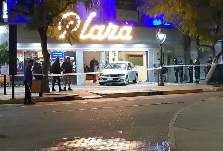 Imagen de Mendoza: el video del tremendo choque contra el teatro Plaza que dejó 23 heridos