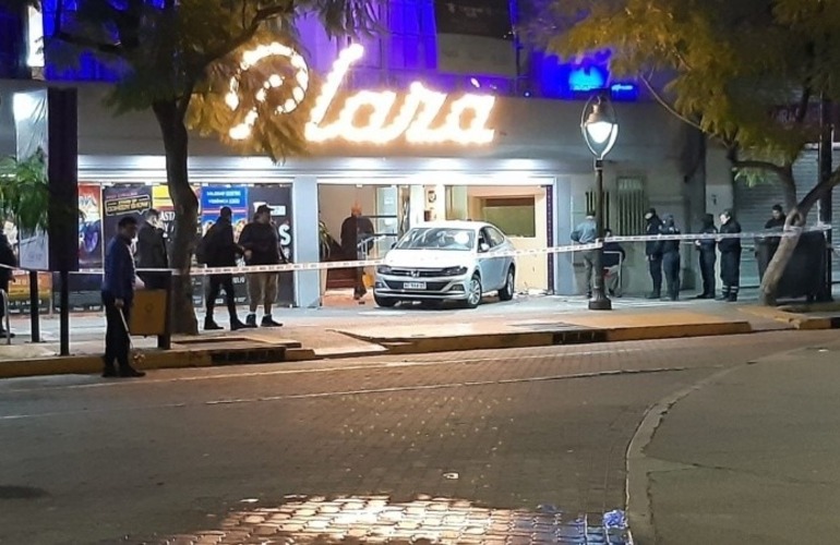 Imagen de Mendoza: el video del tremendo choque contra el teatro Plaza que dejó 23 heridos