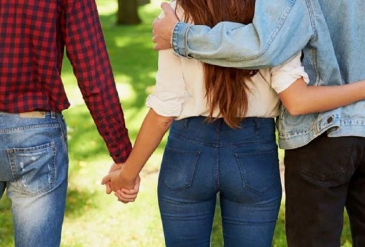 Imagen de Una jueza autoriz&oacute; a una pareja poliamorosa a inscribir a un beb&eacute; con dos pap&aacute;s y una mam&aacute;