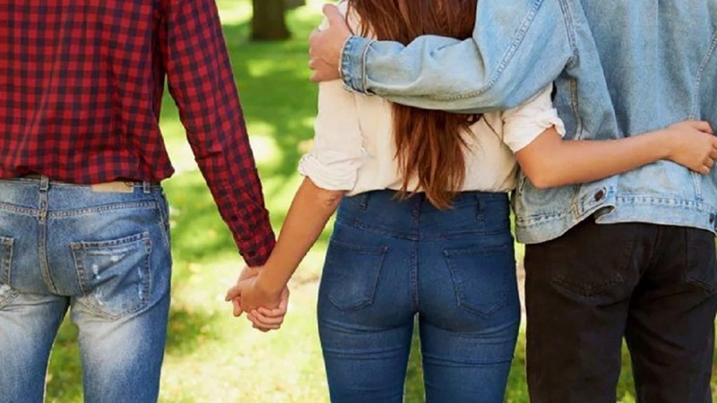 Imagen de Una jueza autoriz&oacute; a una pareja poliamorosa a inscribir a un beb&eacute; con dos pap&aacute;s y una mam&aacute;