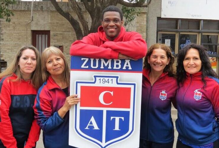 Imagen de Antonio Davis junto a profesores invitados darán una clase abierta de Ritmos en el Club Talleres