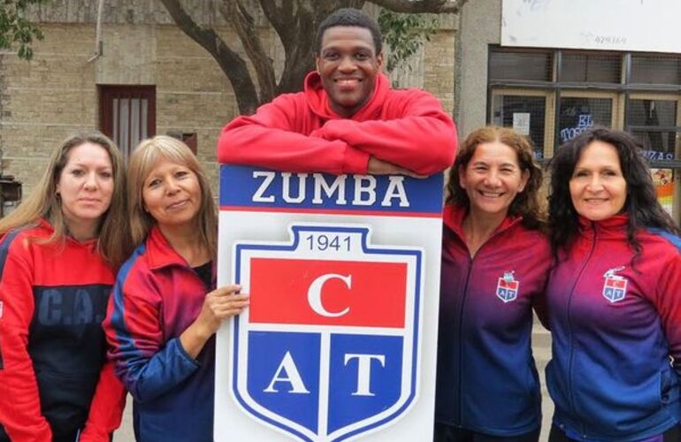 Imagen de Antonio Davis junto a profesores invitados darán una clase abierta de Ritmos en el Club Talleres