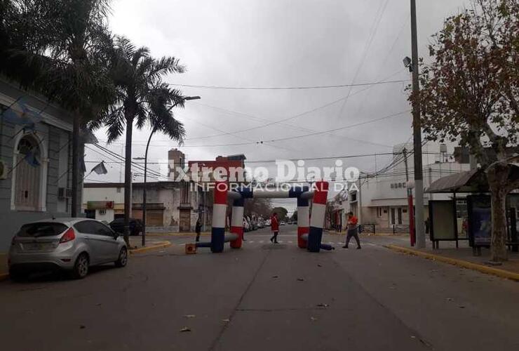 Los preparativos frente al palacio municipal