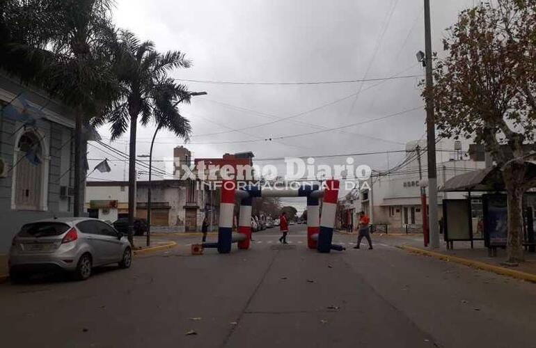 Los preparativos frente al palacio municipal