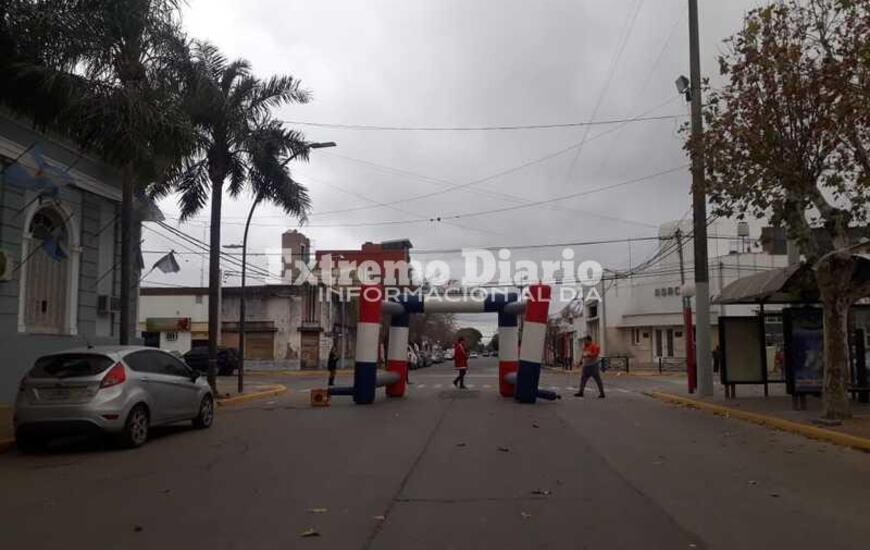 Los preparativos frente al palacio municipal